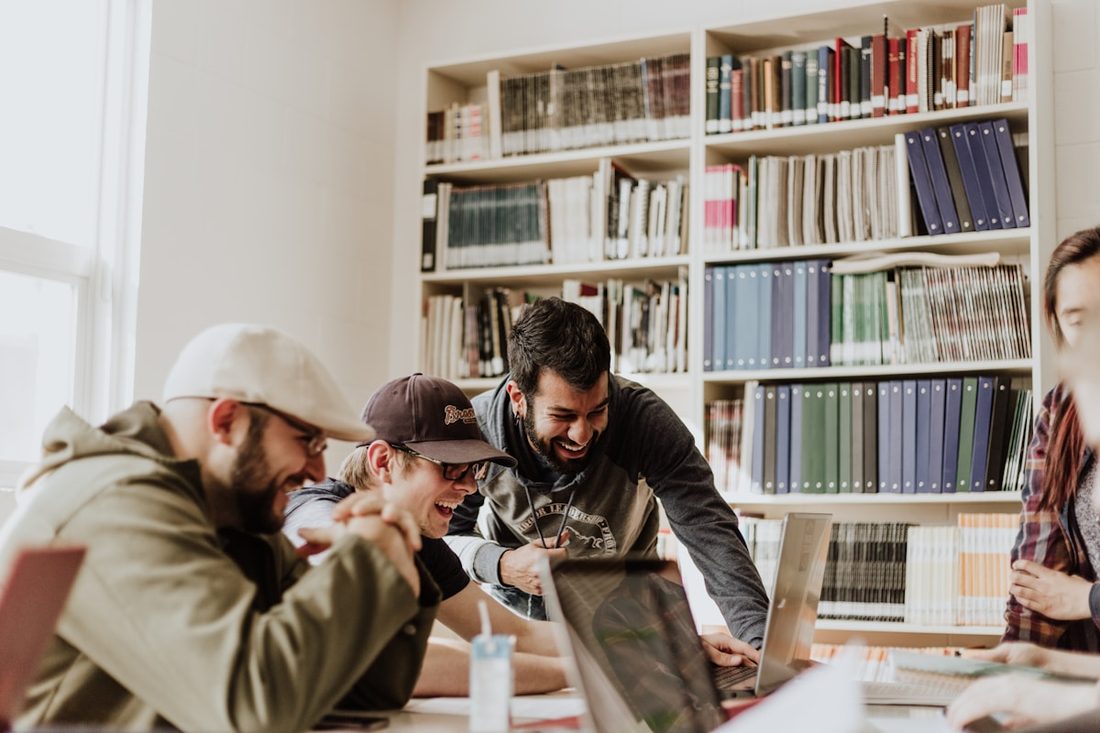 乐动足球 APP 关注与互动界面示意